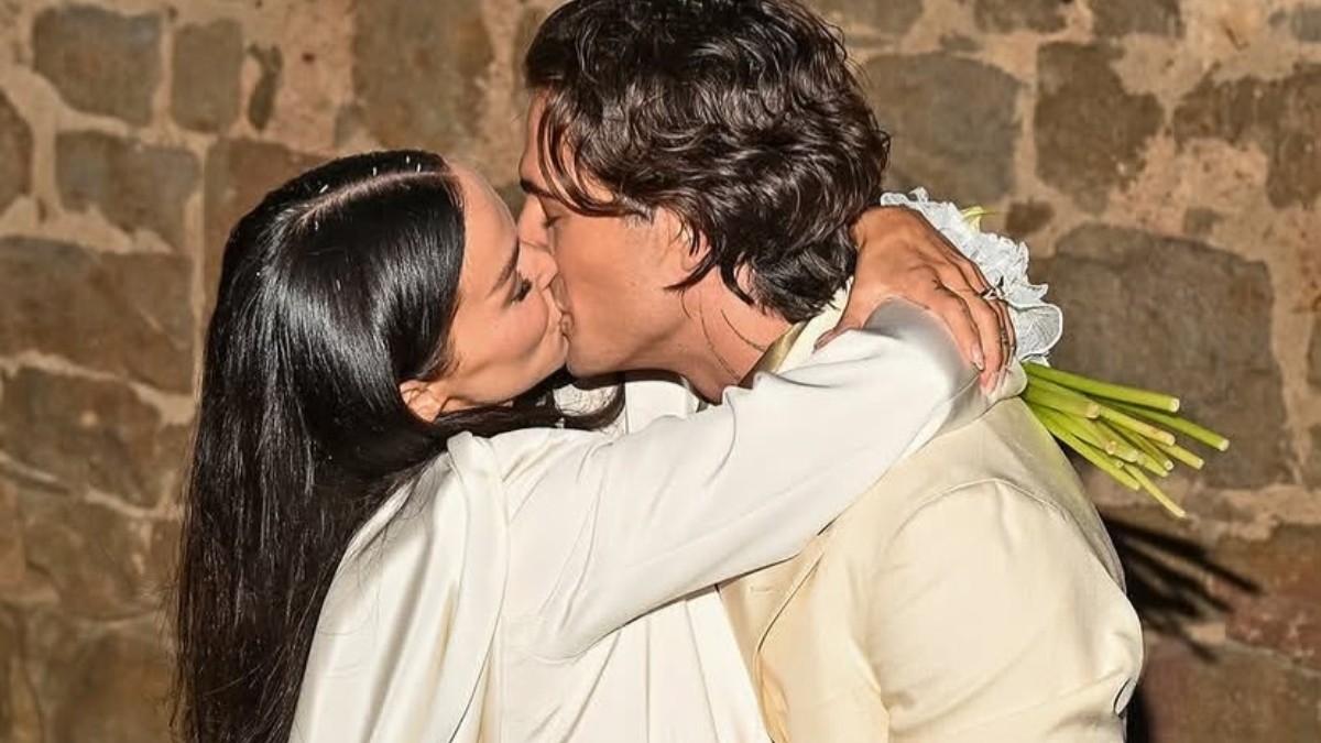 La pareja llega al altar después de tres años de relación.