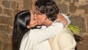 La pareja llega al altar después de tres años de relación.