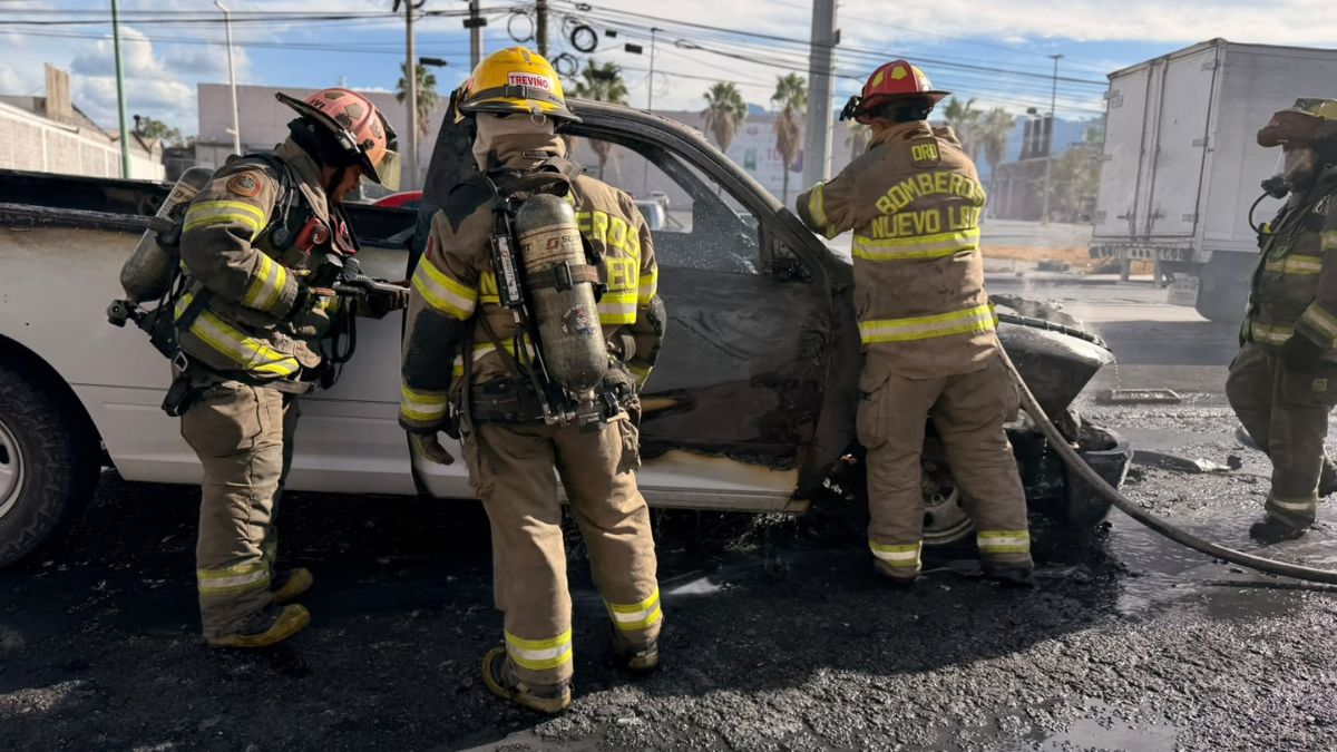Luego de varios minutos de trabajo, el incendio quedó completamente controlado.