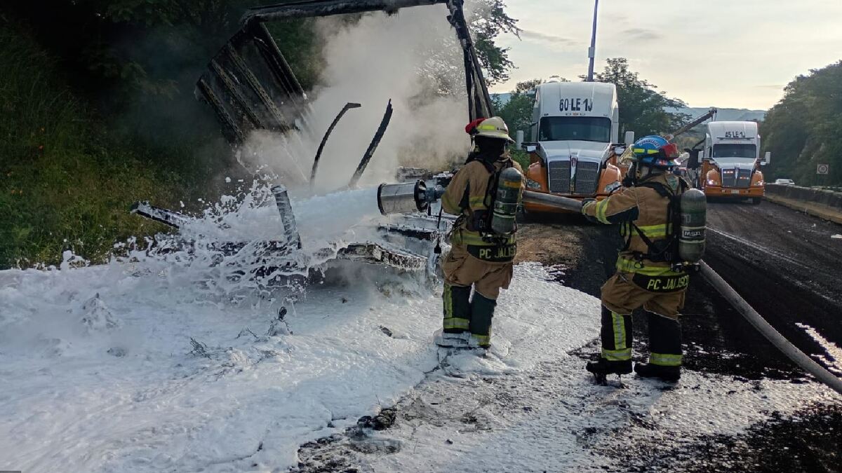 Oficiales trabajan para contrarrestar la presencia de químicos en la carretera. | Protección Civil de Jalisco