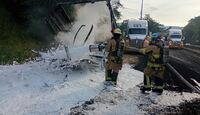 Oficiales trabajan para contrarrestar la presencia de químicos en la carretera. | Protección Civil de Jalisco