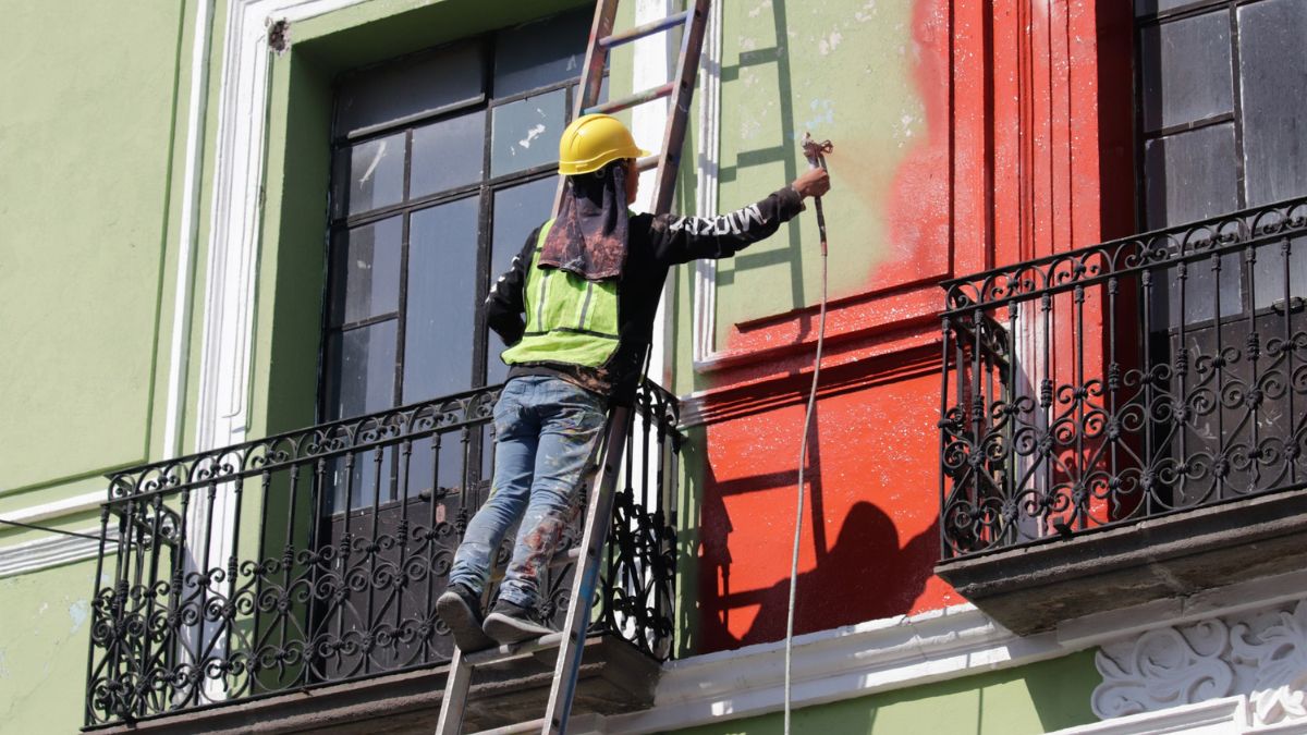 Personal de las brigadas urbanas realiza labores de limpieza y mantenimiento en fachadas e inmuebles del Centro Histórico