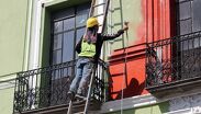 Personal de las brigadas urbanas realiza labores de limpieza y mantenimiento en fachadas e inmuebles del Centro Histórico