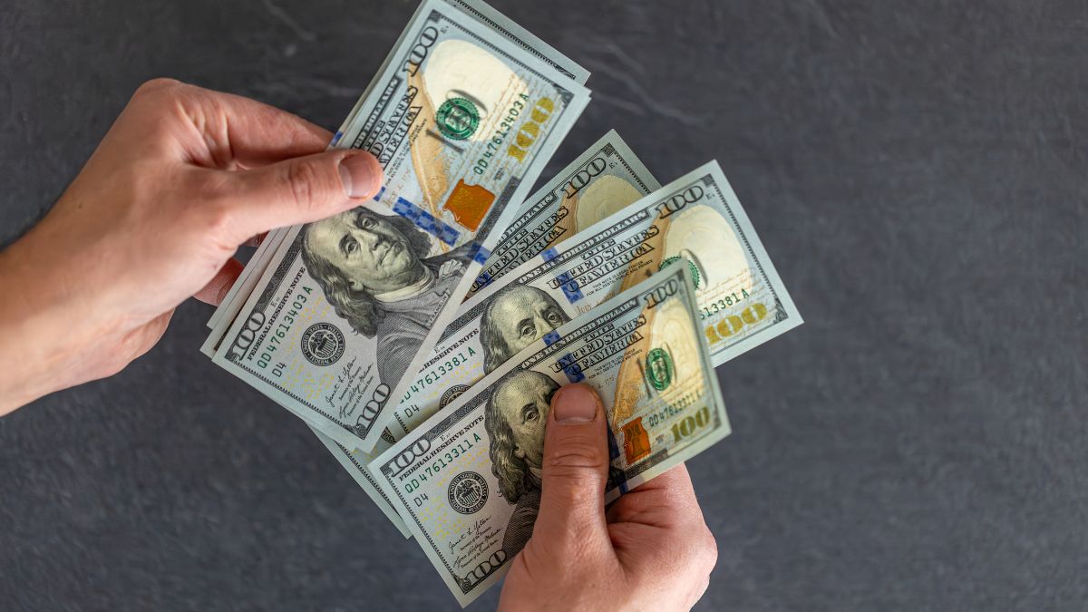 El peso mexicano sigue cayendo frente al dólar los últimos días de septiembre.