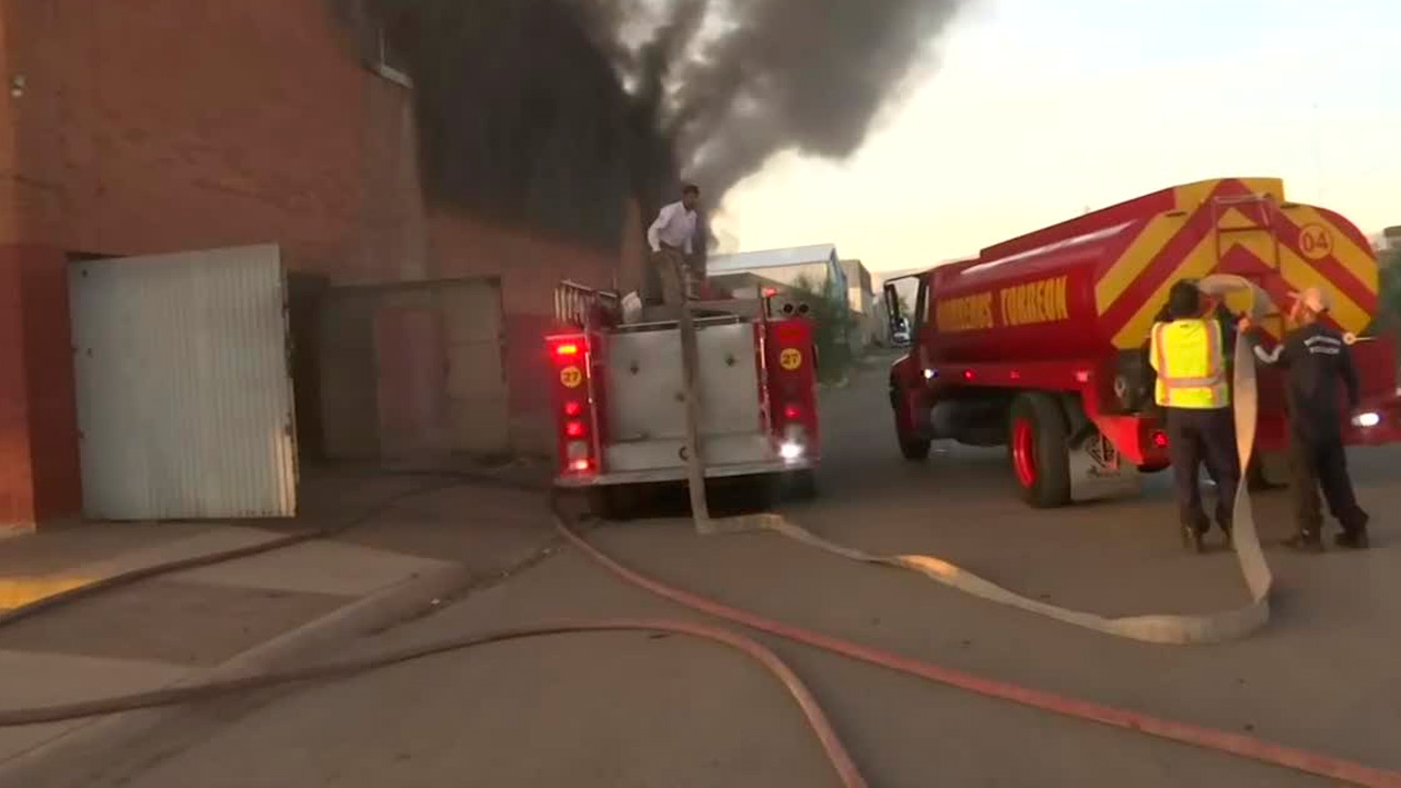 Reportan incendio de grandes dimensiones en establecimiento comercial de Torreón