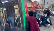 Riña entre chofer y automovilista casi termina en accidente en Apodaca. TD Nocturno Monterrey, 23 de septiembre 2026