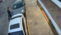 Lo señalaron por dañar autos y vecinos lo retuvieron en calles de Guadalajara