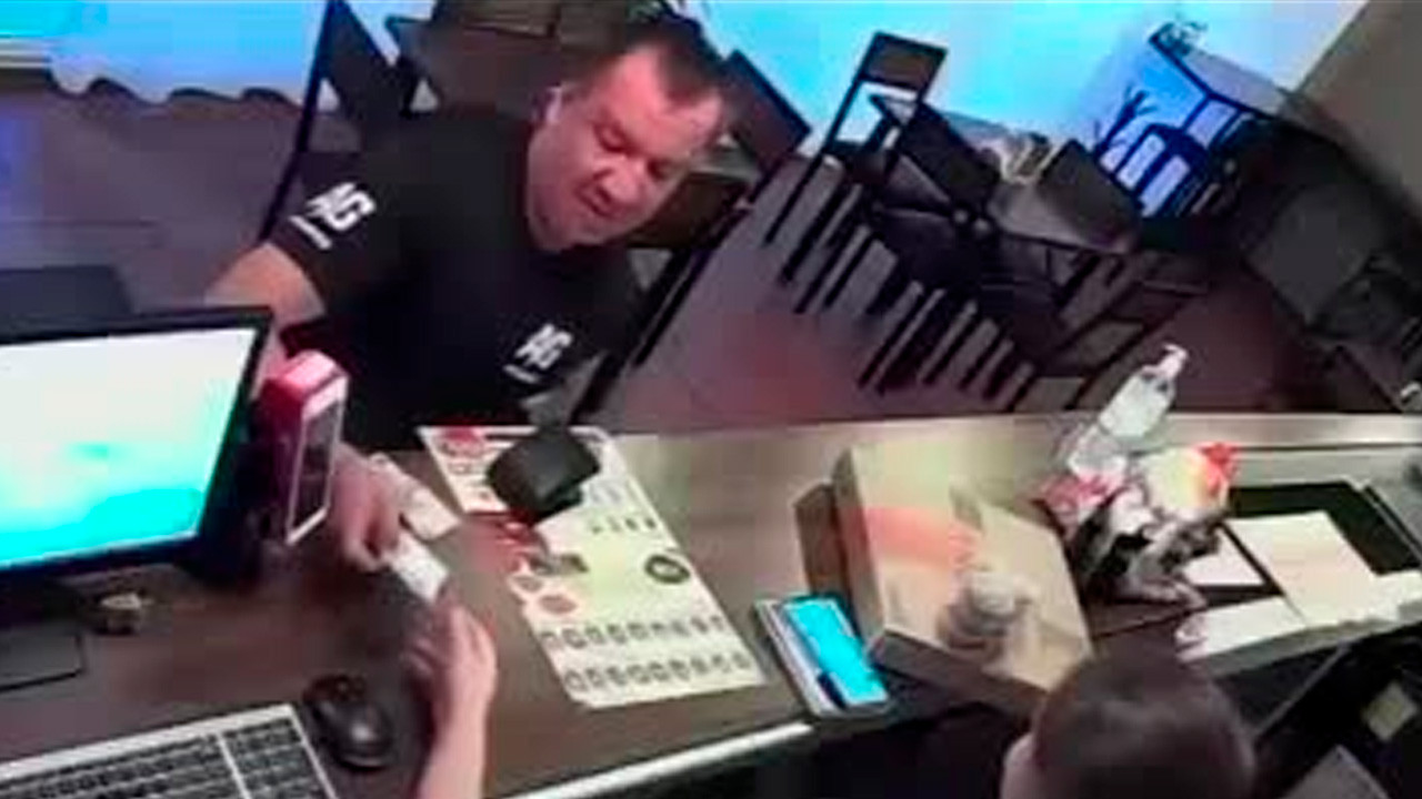 Torreón: Hombre estafa negocios con billetes de 500