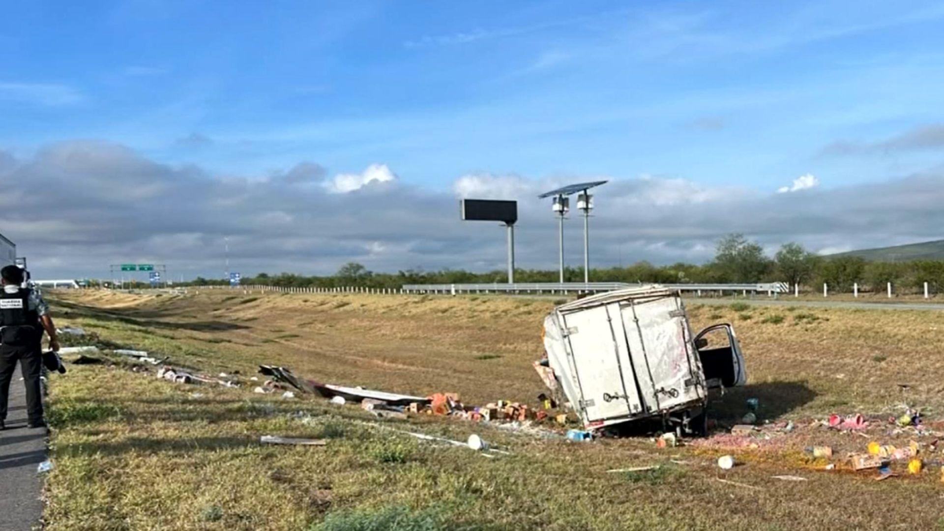 Camión vuelca en autopista a Reynosa y provoca caos vial en Los Ramones, Nuevo León