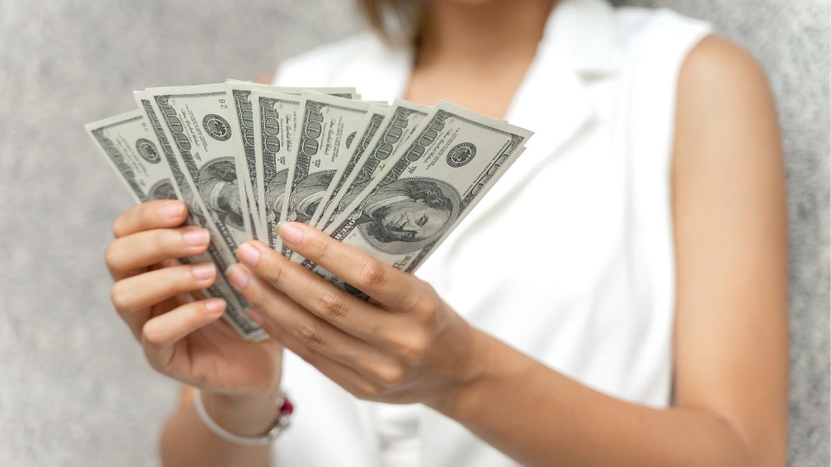 Dólar se mantiene imparable con ganancias mientras peso mexicano sufre caída.