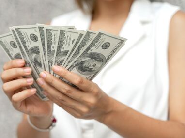 Dólar se mantiene imparable con ganancias mientras peso mexicano sufre caída.