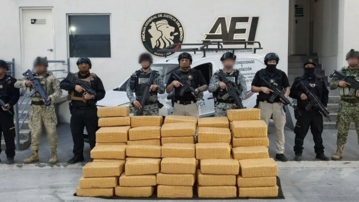 La droga asegurada y los cuatro detenidos quedaron a disposición de la fiscalía especializada en narcomenudeo.