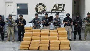 La droga asegurada y los cuatro detenidos quedaron a disposición de la fiscalía especializada en narcomenudeo.