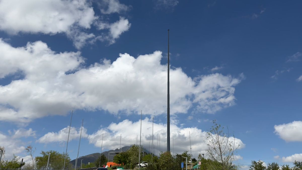 Elementos del Ejército Mexicano acudieron al sitio para realizar las maniobras correspondientes y bajar la bandera.