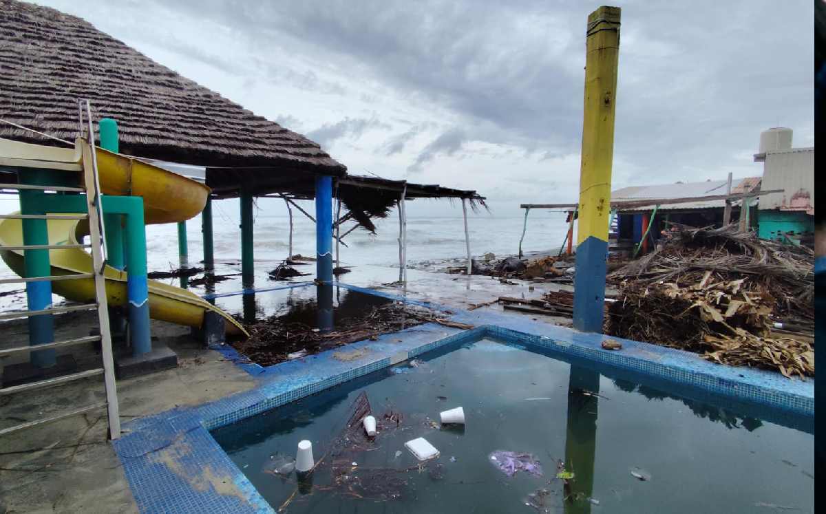Los fuertes vientos de Polo, acompañados de un ofensivo oleaje provocó daños en 23 negocios.