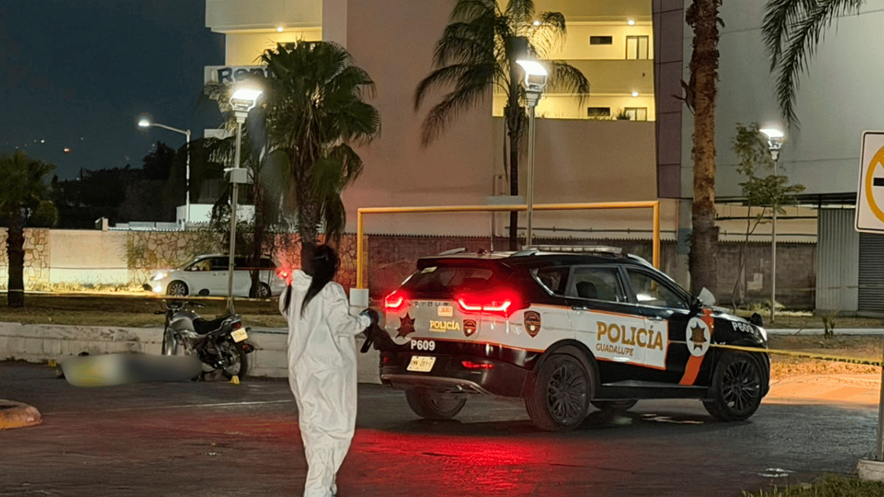 Guadalupe: Asesinan a repartidor a balazos en estacionamiento de un centro comercial