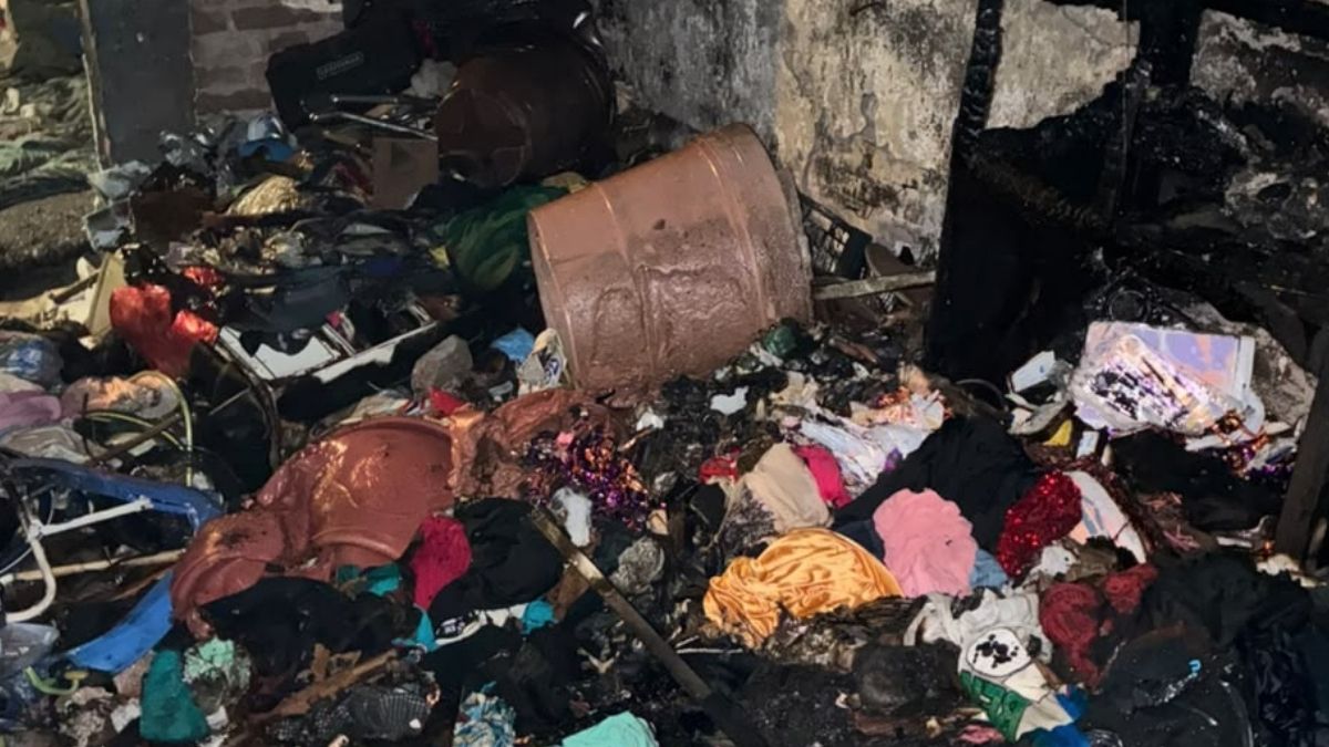 Los habitantes del inmueble, entre los que se encontraban menores de edad, se despertaron por el denso humo.