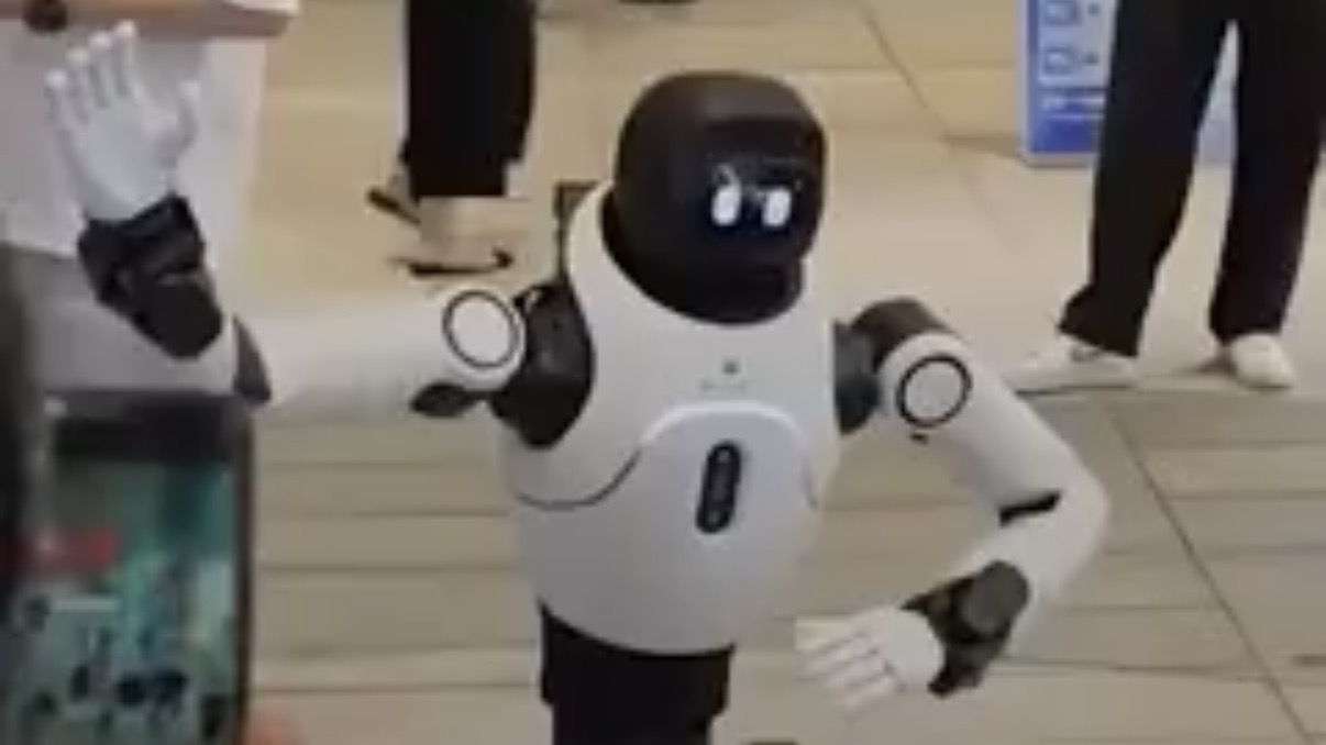 Humanoides bailan, juegan a la pelota y sirven café