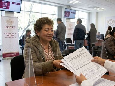 El ISSSTE permite a las personas obtener pensión antes de los 60 años.