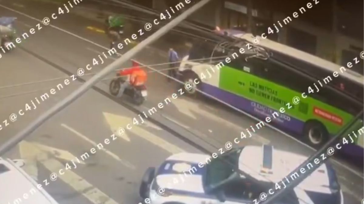 Ladrones lanzan billetes al aire para evitar ser detenidos durante persecusión en CdMx.