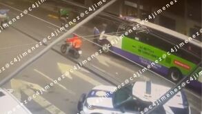 Ladrones lanzan billetes al aire para evitar ser detenidos durante persecusión en CdMx.
