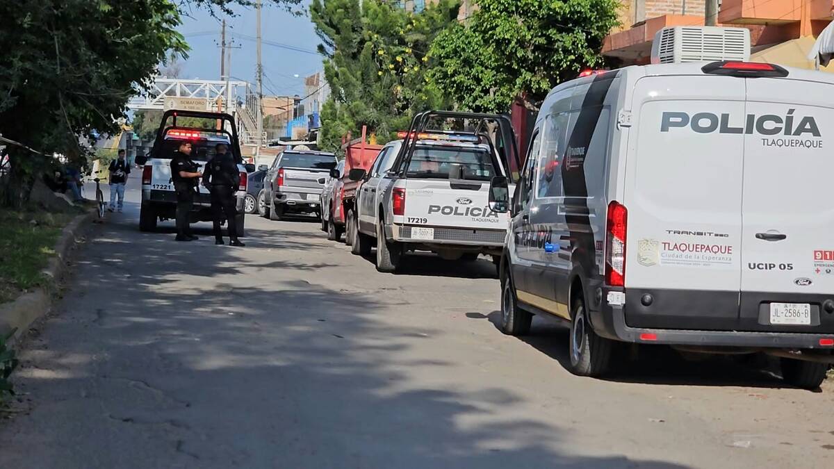 Policías investigan el ataque armado en Tlaquepaque.