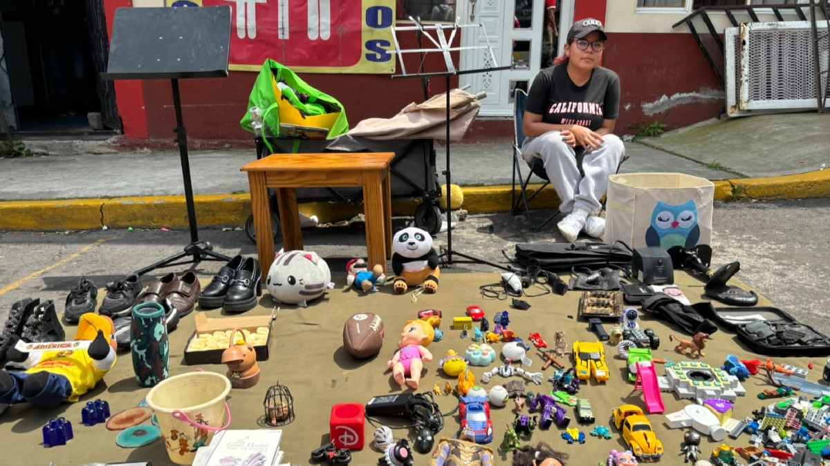 El tianguis "El Salado" es un paraíso para los que compran y venden cháchara/ Itzel Ruiz
