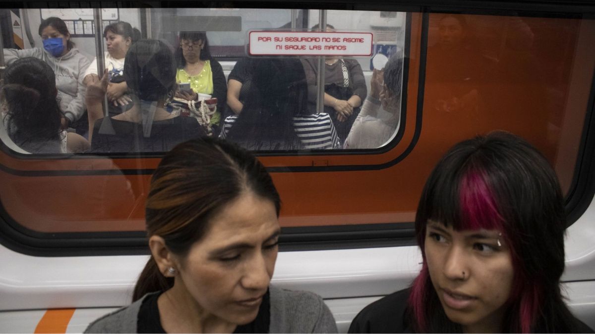 Usuarios del Metro CdMx reportan retrasos, afluencia y fallas del servicio a través de redes sociales.