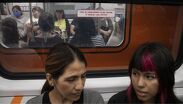 Usuarios del Metro CdMx reportan retrasos, afluencia y fallas del servicio a través de redes sociales.