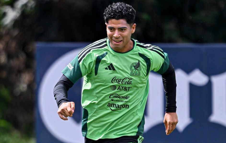Víctor 'Toro' Guzmán en entrenamiento con la Selección Mexicana