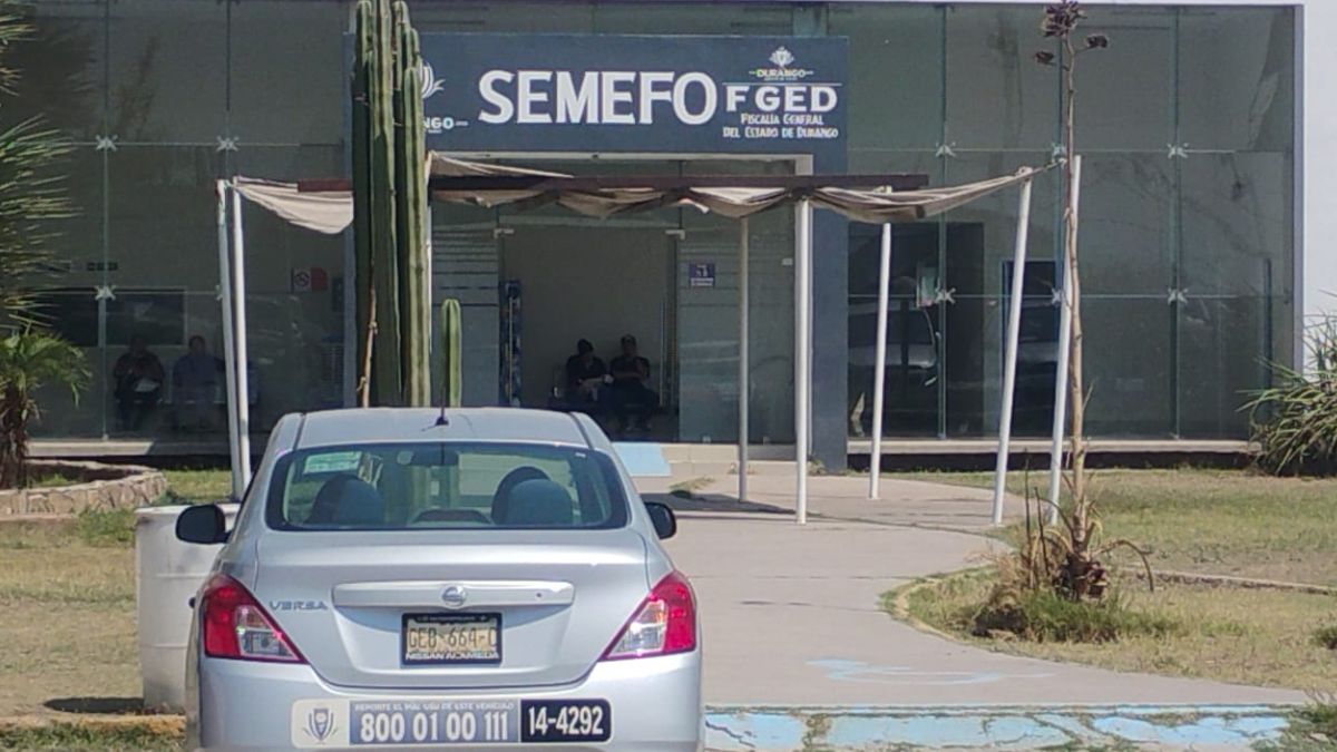 Una llamada anónima a las 22:20 horas alertó sobre un hallazgo en la ruta ejido Transporte a Las Luisas. Peritos aseguraron pertenencias en el sitio.