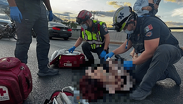 Motocilcista se impacta contra muro y ocasiona choque en Monterrey