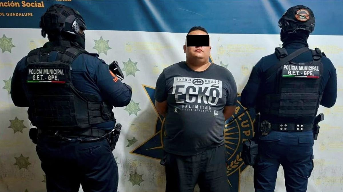 Los oficiales le encontraron entre su ropa 30 dosis de cristal, por lo que fue detenido.