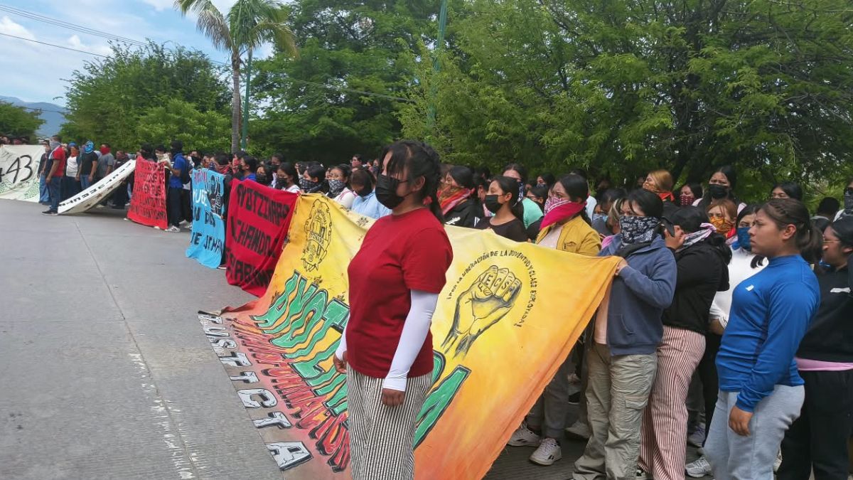 Padres de los 43 de Ayotzinapa exigen investigar a exgobernador de Guerrero.