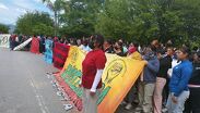 Padres de los 43 de Ayotzinapa exigen investigar a exgobernador de Guerrero.