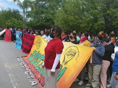 Padres de los 43 de Ayotzinapa exigen investigar a exgobernador de Guerrero.