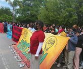 Padres de los 43 de Ayotzinapa exigen investigar a exgobernador de Guerrero.