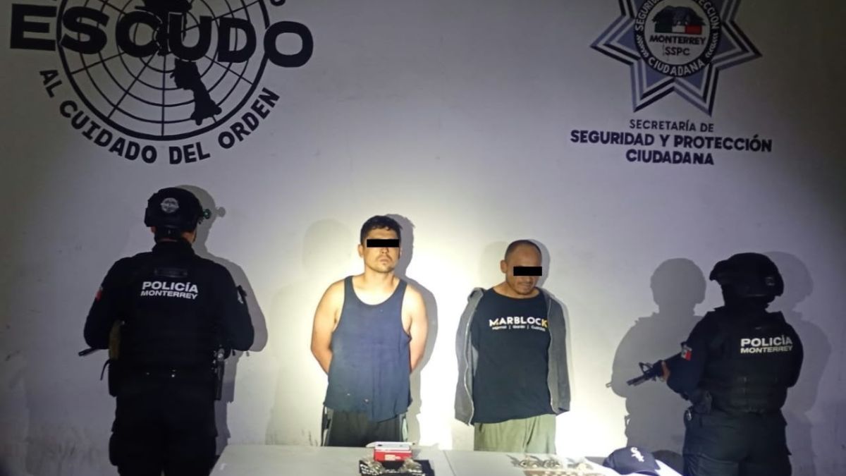 En la revisión, les encontraron 40 envoltorios de plástico con una sustancia similar al cristal.