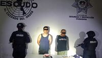En la revisión, les encontraron 40 envoltorios de plástico con una sustancia similar al cristal.