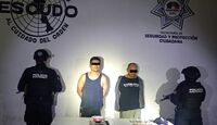 En la revisión, les encontraron 40 envoltorios de plástico con una sustancia similar al cristal.