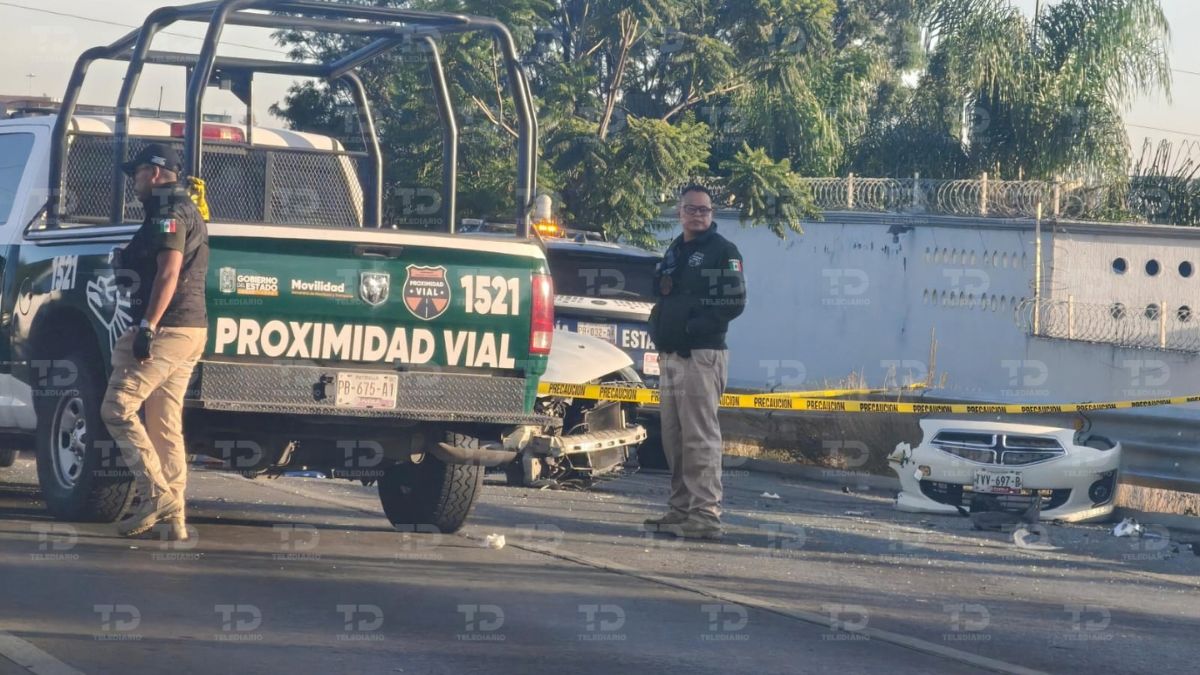Agentes de Proximidad Vial y peritos de la FGE laboran en el Periférico Ecológico tras el choque mortal