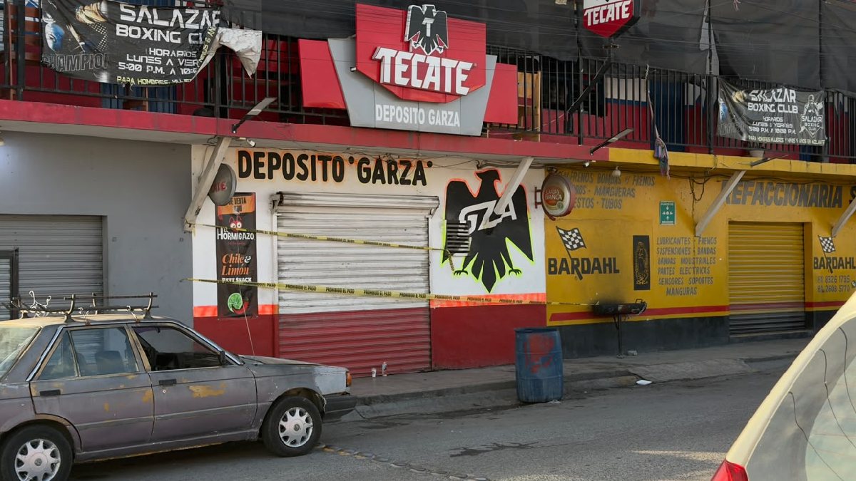 Los agresores llegaron a bordo de una motocicleta y posteriormente descendieron portando armas largas.