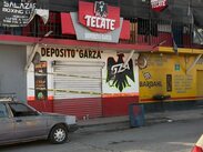 Los agresores llegaron a bordo de una motocicleta y posteriormente descendieron portando armas largas.