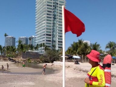 Alto oleaje pone en alerta todas las playas de Puerto Vallarta; piden evitar el mar