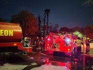 Bomberos apagaron el fuego en tres palmeras dentro del Kínder Coahuila, uno de los cuatro puntos afectados.