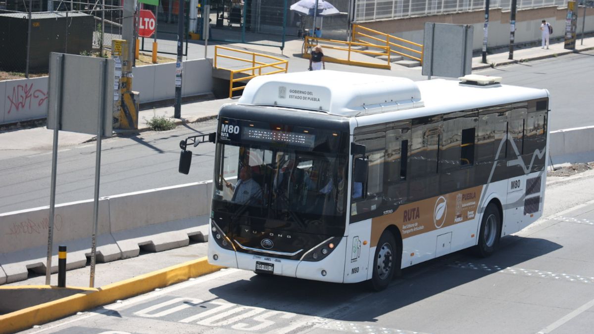 Cuerpos de emergencia acordonaron la estación de carga de la empresa WattUp en Plaza Aventura, sobre la Vía Atlixcáyotl