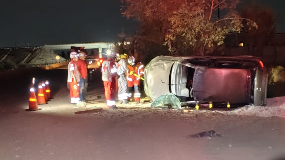 Cuerpos de rescate de Torreón y Matamoros auxiliaron a los pasajeros tras volcar el vehículo sobre su costado izquierdo.