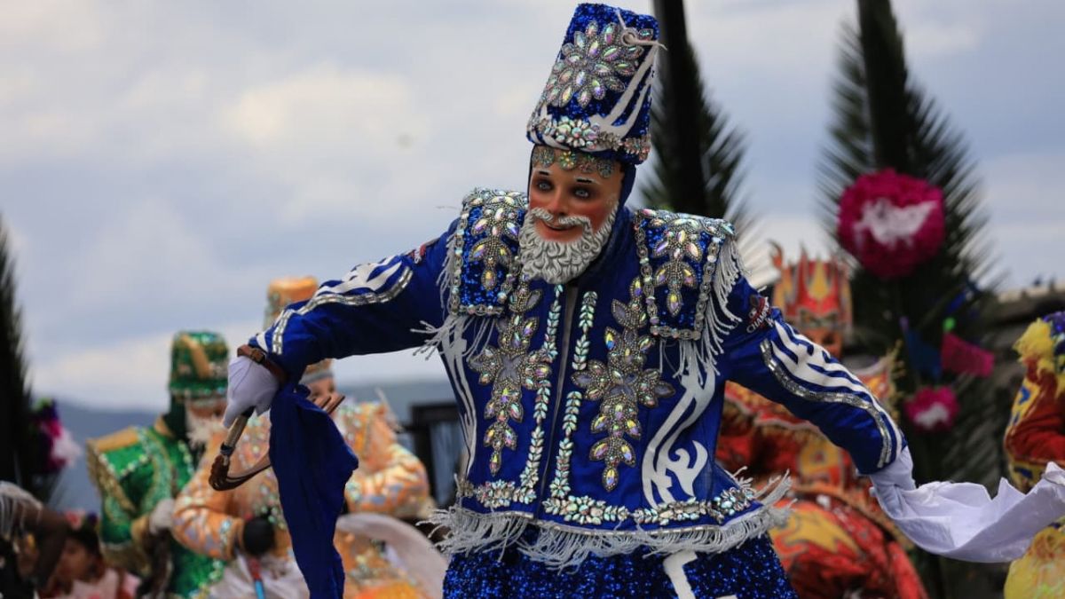 Fotografía de la Danza del Carnaval de San Agustín Tlaxco, de Acajete, durante el Huey Atlixcáyotl 2026