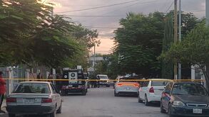 Un hombre fue detenido tras ser señalado como presunto responsable de asesinar a cuchilladas a su hermano dentro de un domicilio en El Carmen.