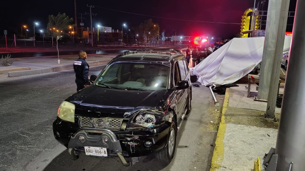 El impacto derribó el toldo de lona y las mesas del filtro de la Policía de Acción y Reacción tras el paso del vehículo por la Puerta Amarilla.